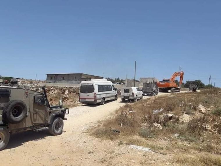قوات الاحتلال تصادر جرافة في سلفيت وتمنع المواطنين من التواجد في أراضيهم