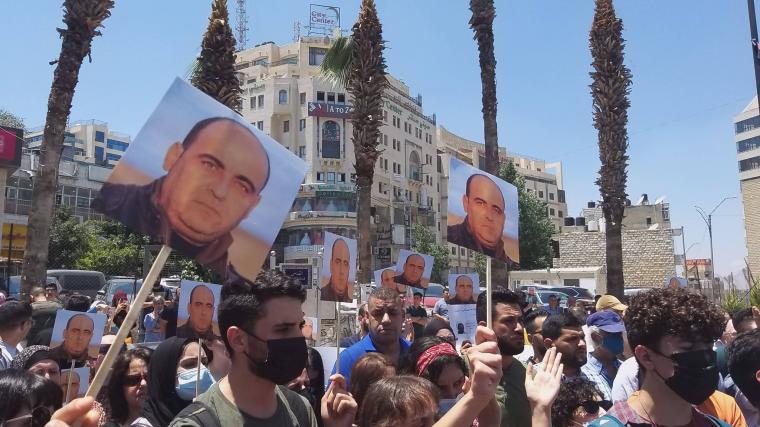 مسيرة في رام الله تنديدًا لاغتيال الناشط نزار بنات 4.jpg