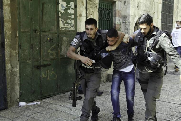اعتقالقوات الاحتلال تعتقل شاب في المسجد الأقصى