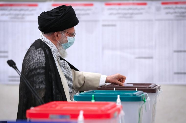 السيد خامنئي: الانتخابات الرئاسية اثبتت ان الشعب الإيراني هو المدير الرئيسي للساحة