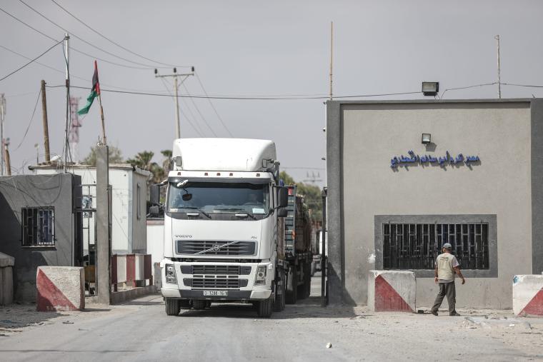 الاحتلال يسمح بإدخال 16شاحنة سولار لمحطة توليد الكهرباء بغزة