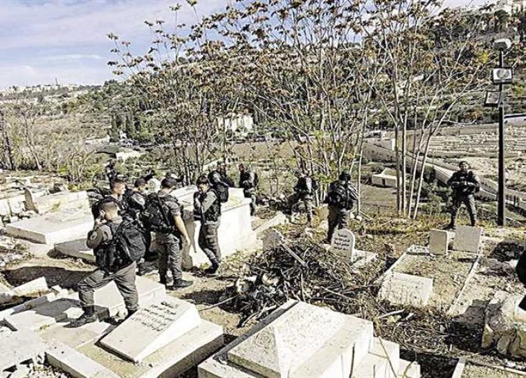 الاحتلال ينبش قبر طفلة حديثة الولادة في بيت أمر