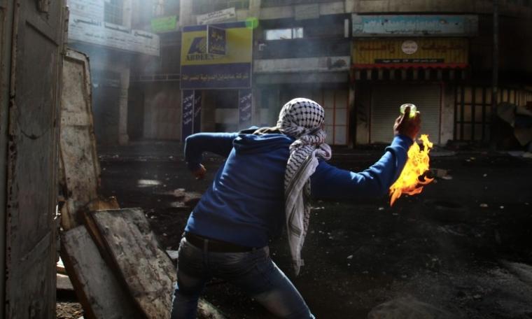 شبان يواجهون اقتحام سيارات المستوطنين  منطقة في القدس بالزجاجات الحارقة