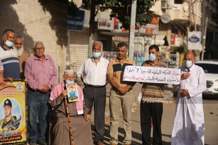 وقفة بغزة للمطابة باسترداد جثامين الشهداء المحتجزة لدى الاحتلال والكشف عن مصير المفقودين (8).JPG