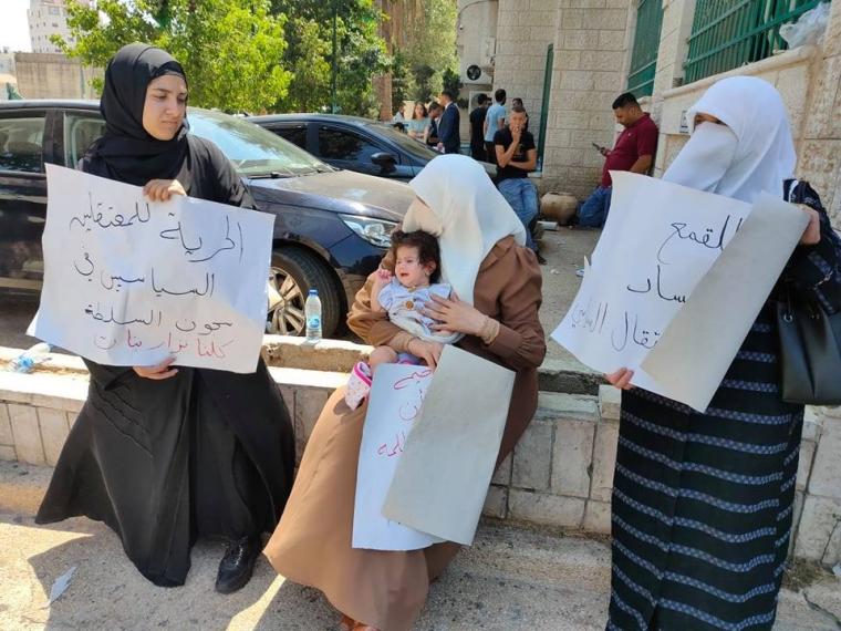زوجة خضر عدنان خلال اعتصام رام الله.jpg