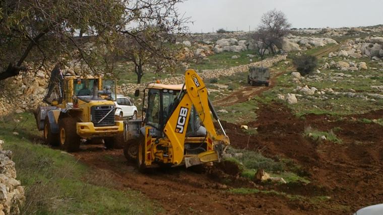الاحتلال يجرف أراضي زراعية في قصرة جنوب نابلس