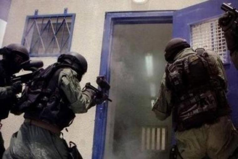 قوات القمع تقتحم القسم (16) في سجن عوفر