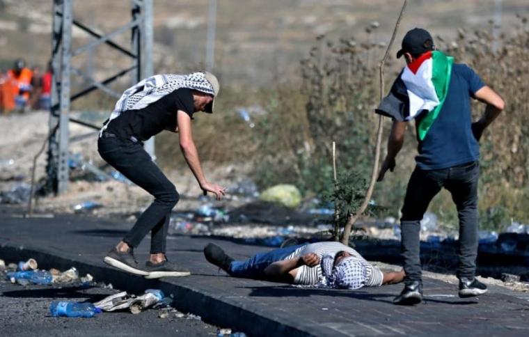 إصابة فلسطيني بجروح خطيرة بعد طعنه على يد مستوطنين بالقدس