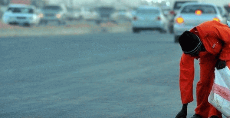 عامل نظافة يعثر على 400 ألف جنيه وسط القمامة .. فكيف تصرف؟