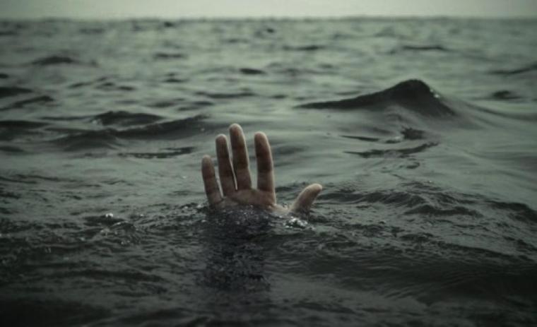 انتشال جثمان صياد غريق قبالة بحر دير البلح