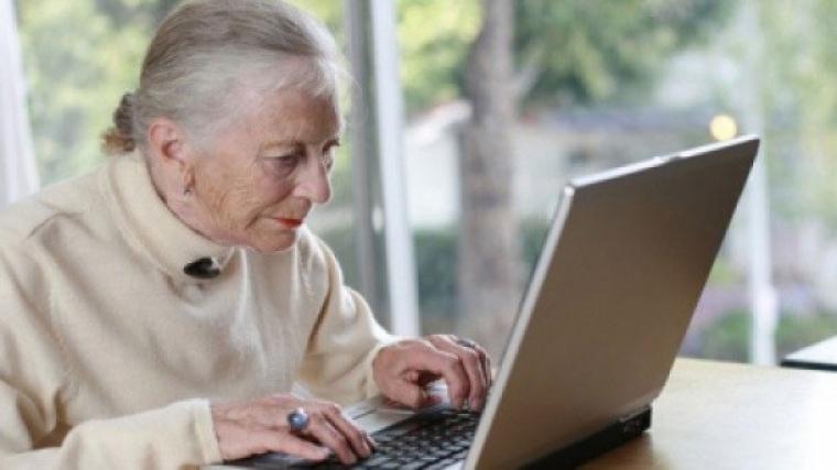 دراسة تكشف: استخدام الإنترنت يساعد المسنين في الحفاظ على مقدراتهم المعرفية