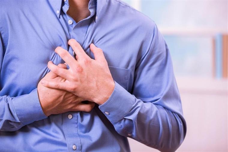 5 مشروبات طبيعية تعالج ألم الصدر