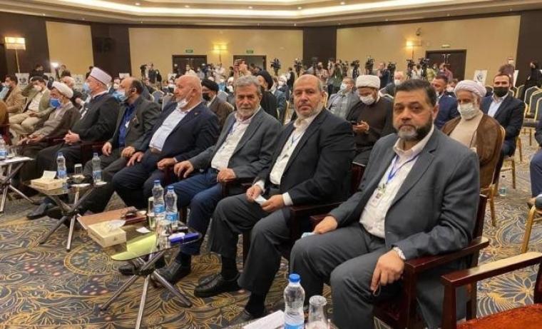 وفد حماس والحهاد خلال مشاركتهم في المؤتمر