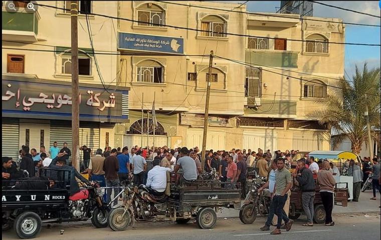 تكدس العمال امام الغرفة التجارية