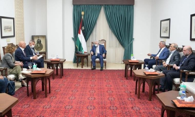 عباس وقادة اسرائيل.jpg
