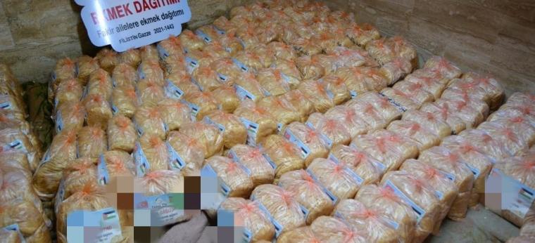 جمعية "أرض السلام"  توزع 500 ربطة خبز على الأسر الفقيرة والمتعففة بغزة