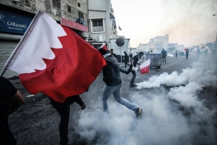 النظام البحريني يقمع المتظاهرين.jpeg