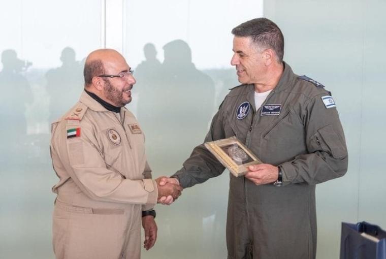 قائد القوات الجوية الاماراتية وقائد سلاح الجو الاسرائيلي.jpg