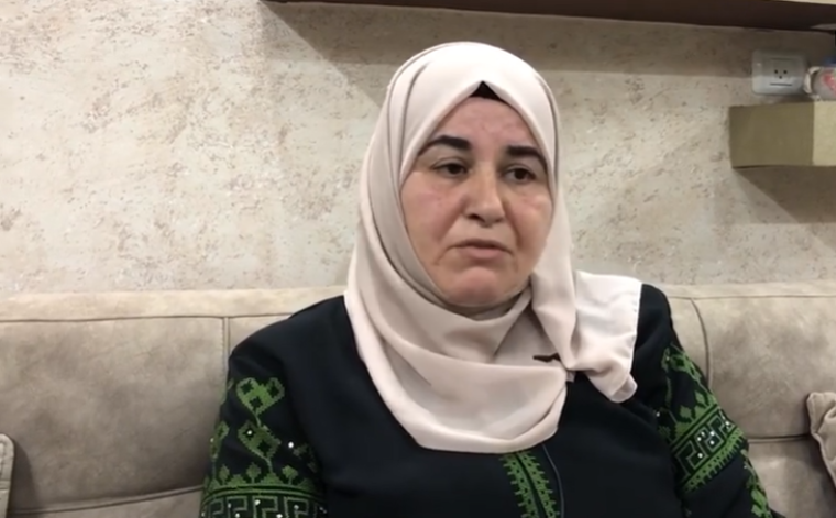 والدة المعتقل الاقطش.PNG