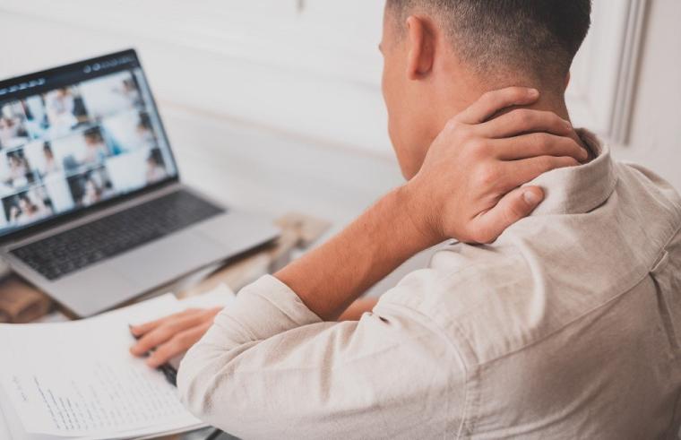 كيف نحافظ على أعيننا ورقابنا من الجلوس الطويل أمام الكمبيوتر؟