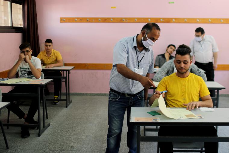 2450340-طلاب-فلسطينيون-يخضعون-لامتحانات-الثانوية-العامة-وسط-أزمة-كوفيد-19-في-غزة.jpg