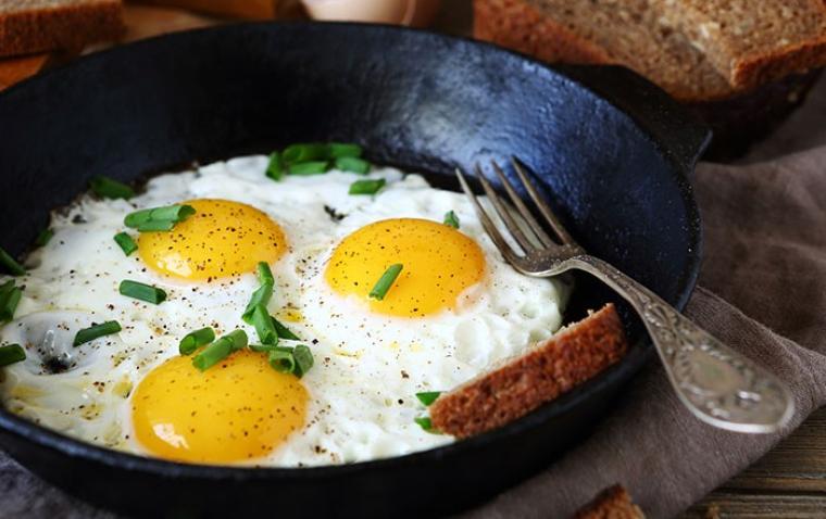 دراسة تحذر النساء من تناول البيض في وجبة الافطار