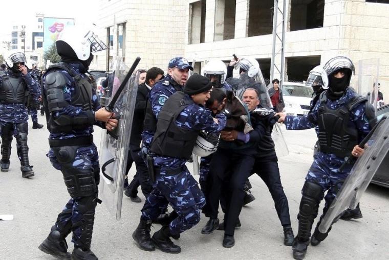 أجهزة السلطة تواصل انتهاكاتها واعتقالاتها السياسية بالضفة