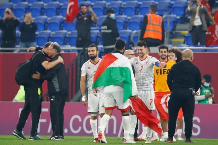 علم فلسطين يرفرف عاليا بعد انتهاء مباراة تونس ومصر