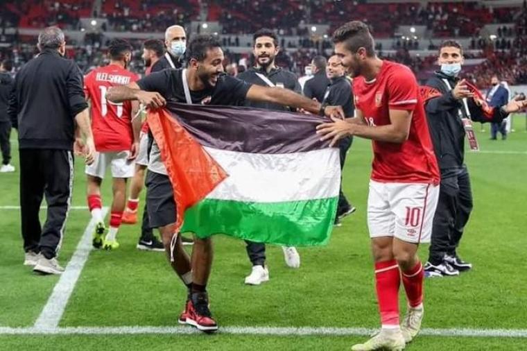 لاعبو الأهلي يرفعون علم فلسطين2.jpg