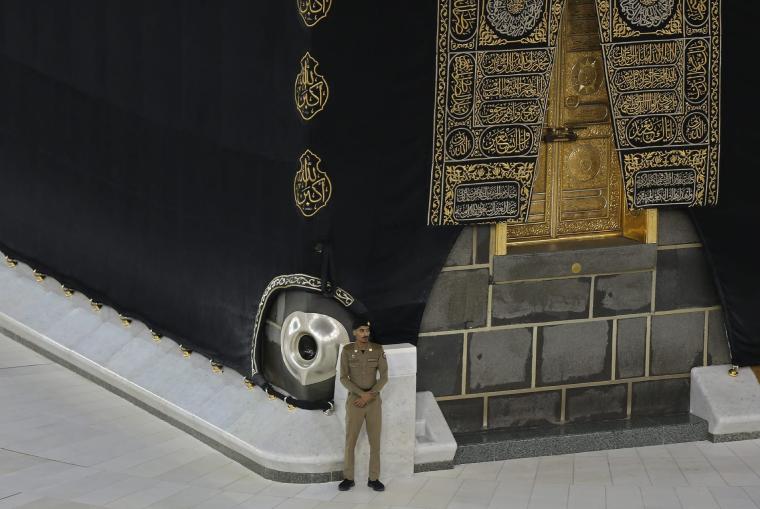الحجر الاسود.jpg
