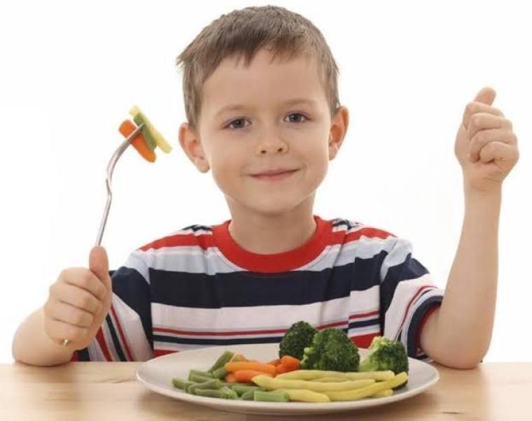 طريقة بسيطة لجعل طفلك يأكل الطبق بكامله