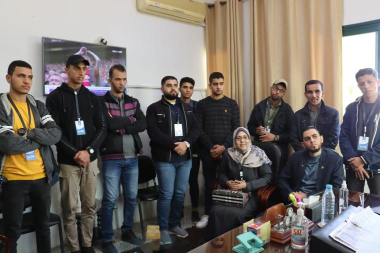 طلبة العلاقات العامة بكلية الأقصى يطلعون على عمل العلاقات العامة بداخلية غزة