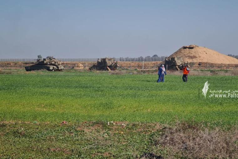 توغل لآليات عسكرية إسرائيلية شرقي بلدة خزاعة وشمالي بيت لاهيا بقطاع غزة (13).jpeg