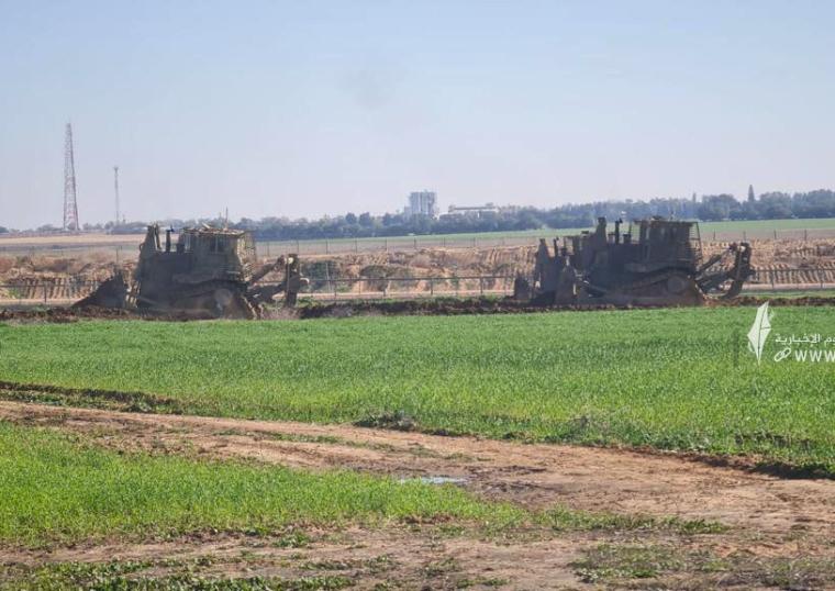 توغل لآليات عسكرية إسرائيلية شرقي بلدة خزاعة وشمالي بيت لاهيا بقطاع غزة (11).jpeg