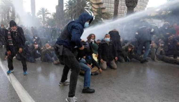 الاعتداء على المتظاهرين في تونس.jpg