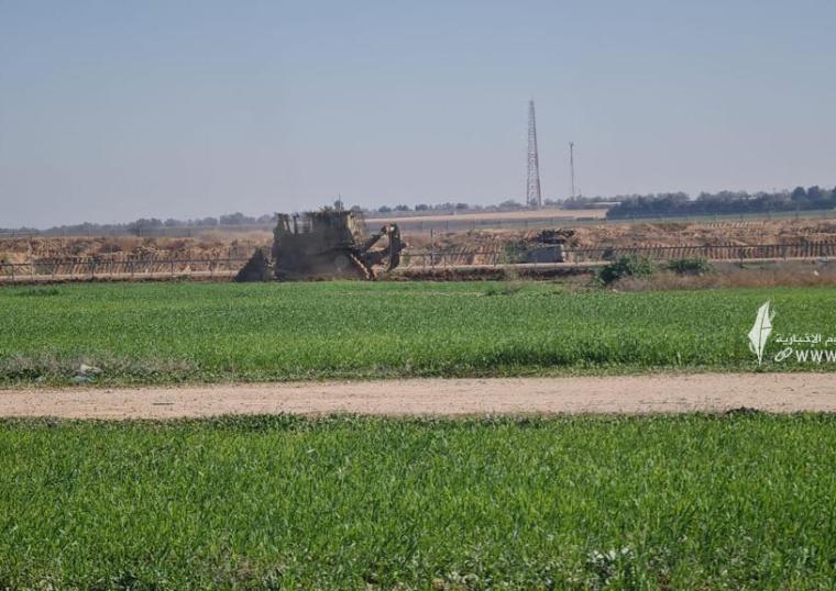 توغل لآليات عسكرية إسرائيلية شرقي بلدة خزاعة وشمالي بيت لاهيا بقطاع غزة (8).jpeg