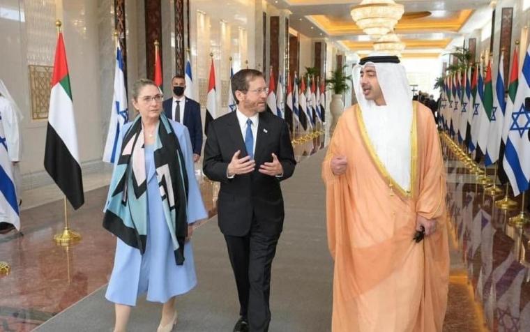رئيس دولة الاحتلال في الامارات.jpg