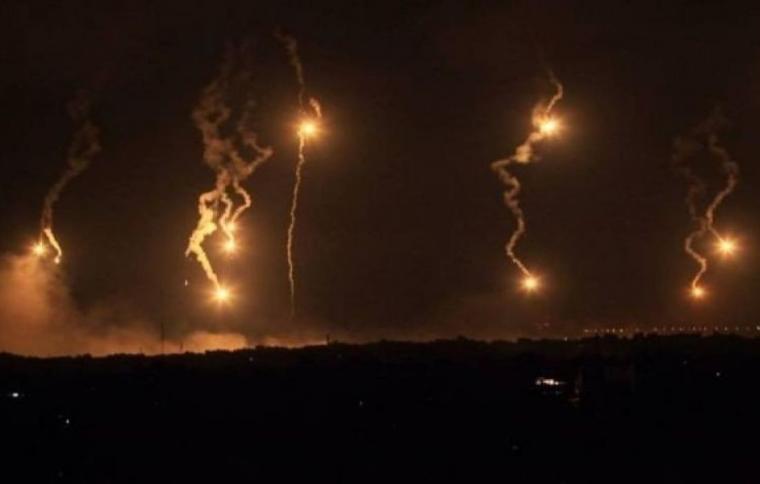 قنابل انارة. في بحر غزة