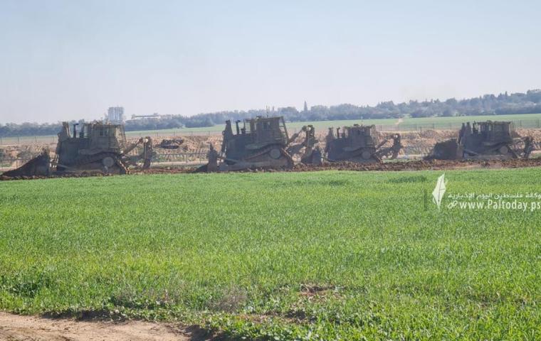 توغل لآليات عسكرية إسرائيلية شرقي بلدة خزاعة وشمالي بيت لاهيا بقطاع غزة (2).jpeg