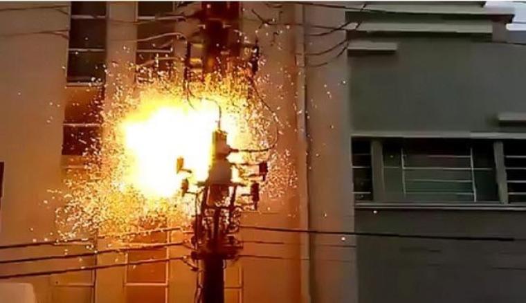 تفجير عامود كهرباء.jpg