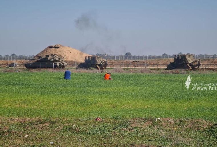 توغل لآليات عسكرية إسرائيلية شرقي بلدة خزاعة وشمالي بيت لاهيا بقطاع غزة (14).jpeg