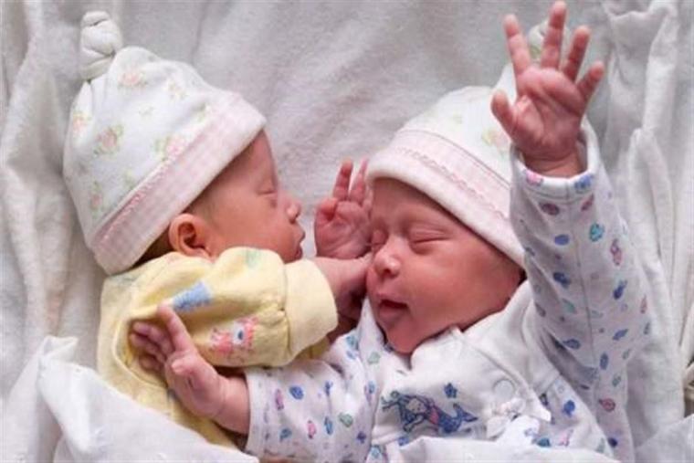 طفلان حديثي الولادة.jpg