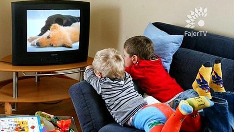 طفل أمام تلفاز.jpg