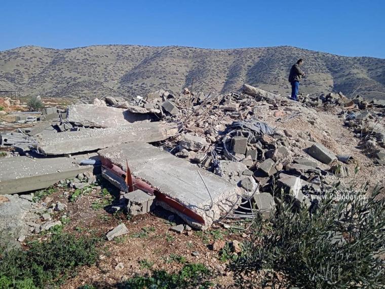 قوات الاحتلال تهدم منزل قيد الإنشاء في قرية العقبة شرق طوباس (5).jpg