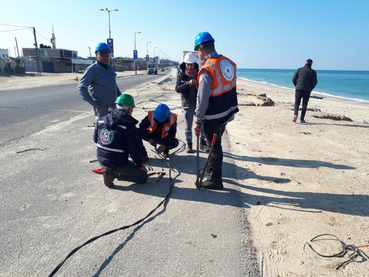 شركة الكهرباء تبدأ في إعادة إنارة جسر وادي غزة