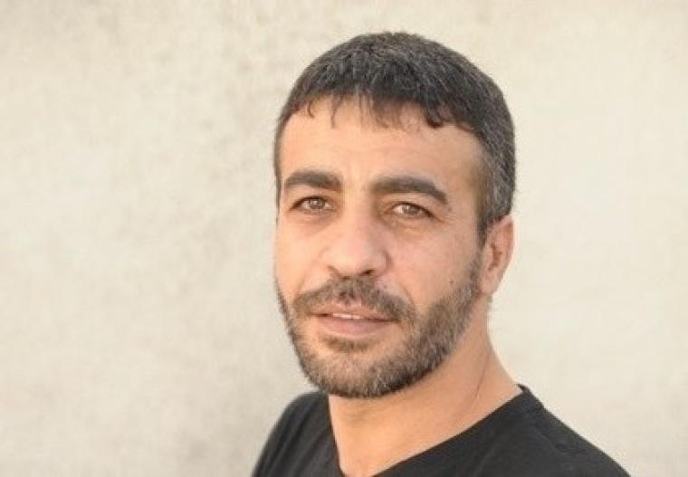 الاحتلال ينقل الأسير أبو حميد المصاب إلى المستشفى بعد تدهور حالته الصحية