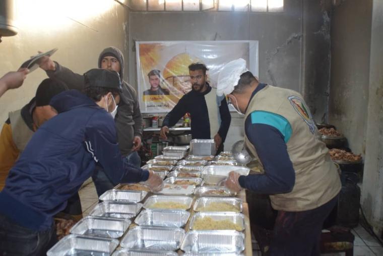 الجهاد توزع مئات وجبات الطعام على أهالي مخيم اليرموك بدمشق