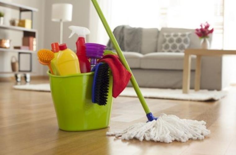 سيدة تنظف منزلها-تعبيرية.jpg