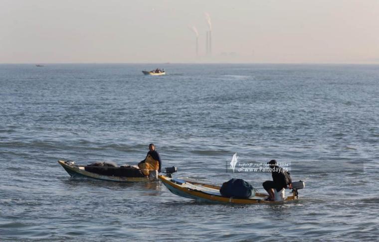 زوارق الاحتلال تطلق نيرانها تجاه قوارب الصيادين ببحر بيت لاهيا