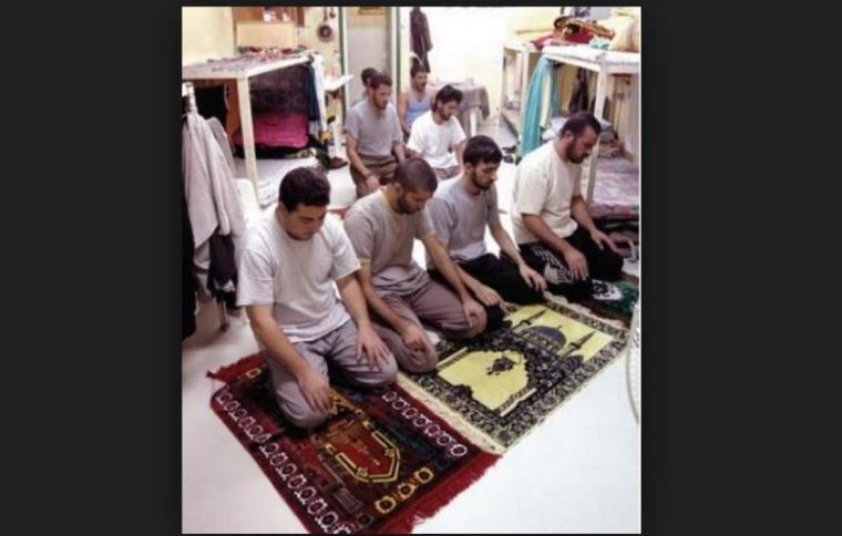 الاسرى يؤدون الصلاة.